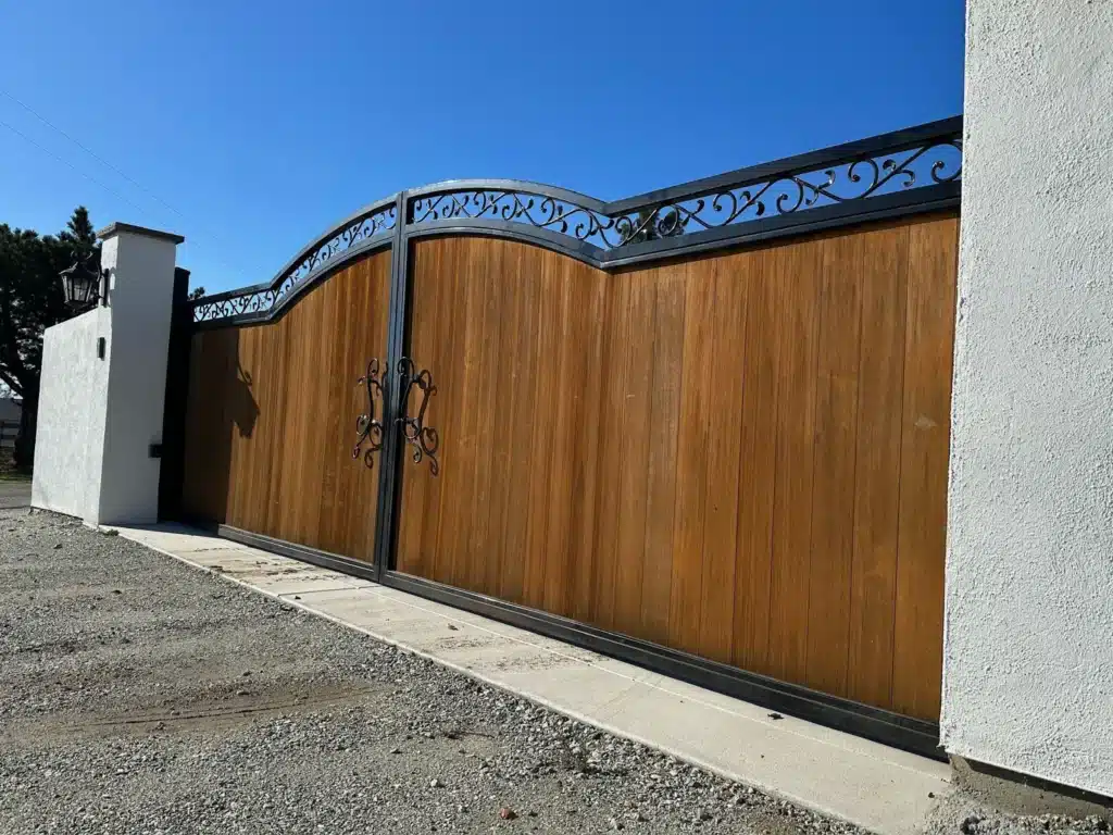 Photo Of Modern Driveway Gate Ideas Featuring Horizontal Black Aluminum Slats Between Pillars