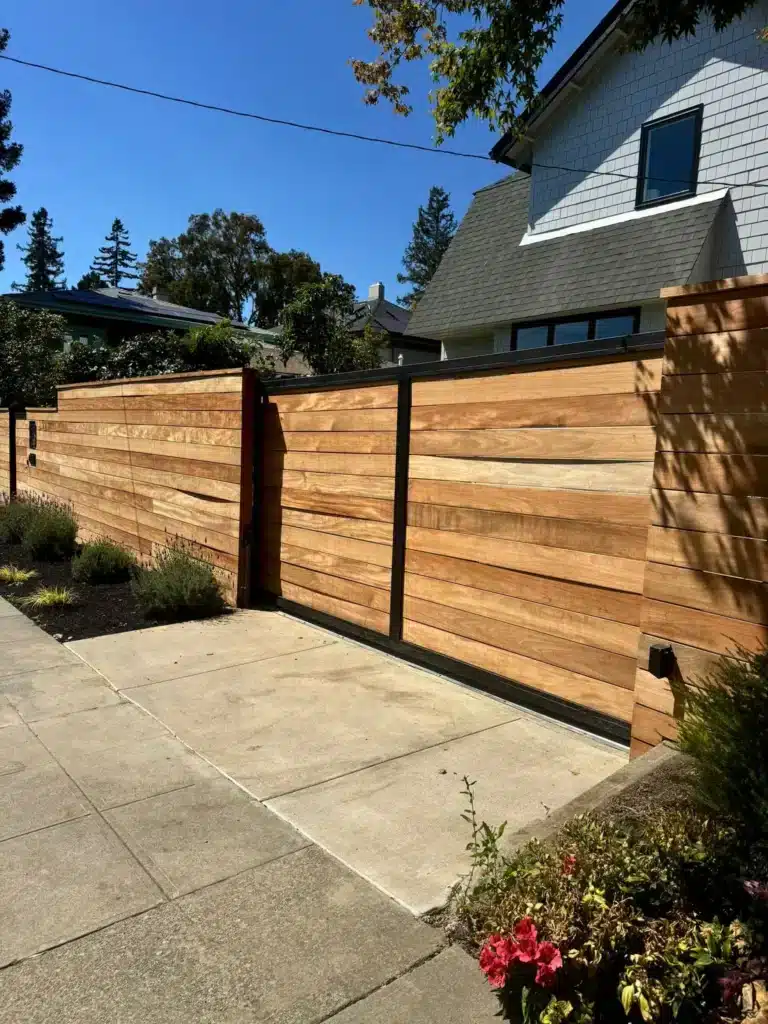 Photo A Modern Horizontal Slat Wooden Privacy Fence And Matching Entry Gate